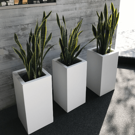 Prostokątna podświetlana donica z włókna szklanego Tower 80 cm, biała